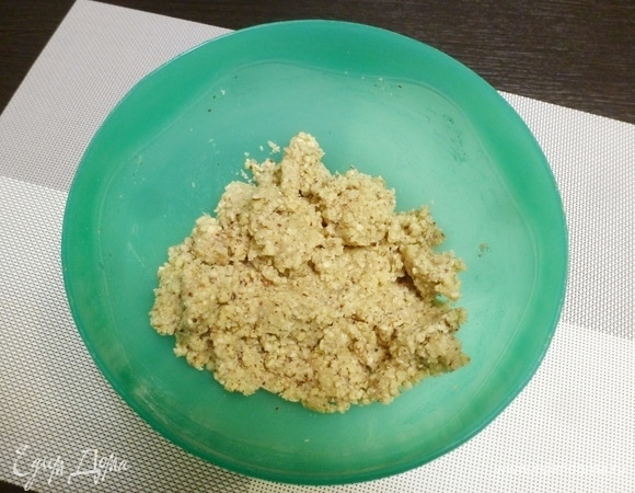 Перемешать все вместе. Сначала тесто будет напоминать крошку, но при дальнейшем вымешивании (3–5 минут) тесто приобретет более однородную консистенцию, но все равно будет крошиться.