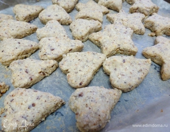 Разогреть духовку до 180°C и отправить печенье выпекаться на 10–13 минут. Следите внимательно за печеньем — оно должно лишь слегка зазолотиться.