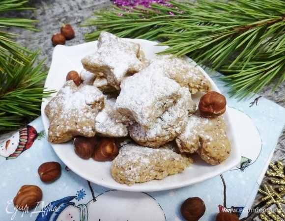 Дать печенью остыть и посыпать сахарной пудрой. Приятных вам чаепитий и счастливых новогодних праздников!