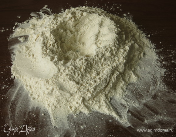 Просеиваем муку, добавляем соль. Делаем кратер.