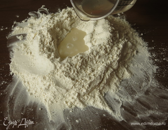 Вливаем воду порциями.