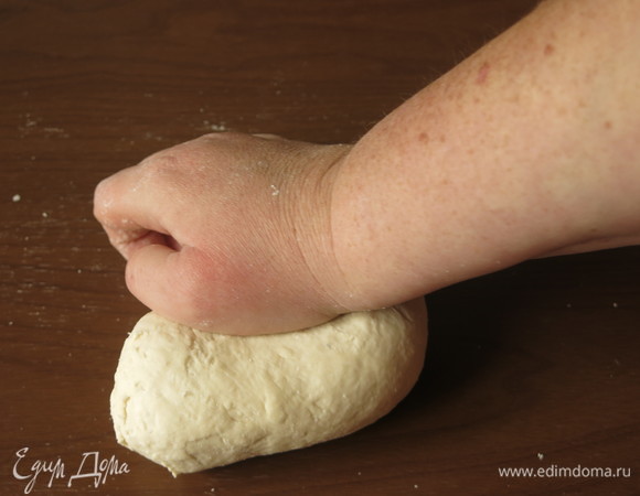 Замешиваем тесто. Оно пока не гладкое.