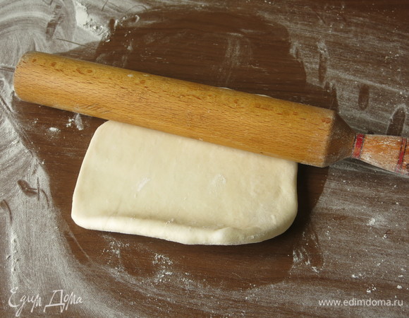 Если есть машинка для раскатывания, задача простая. Скалкой тяжелее. Раскатываем тесто.