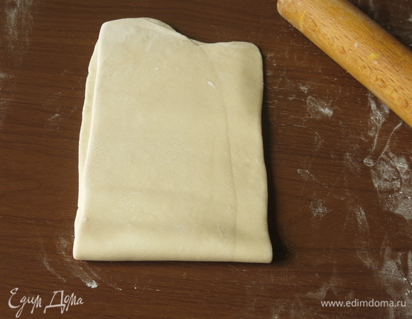 Еще раз раскатываем и складываем вдвое, благодаря этим операциям тесто становится эластичным и гладким.