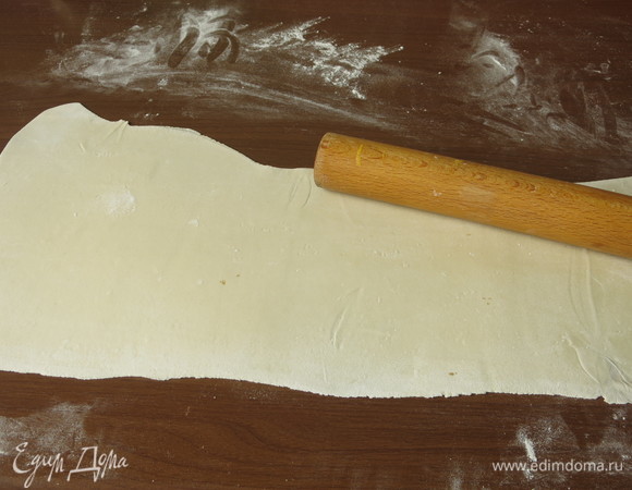 Раскатываем тесто в пласт толщиной 1,5 мм.