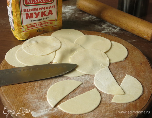 Разрезаем круги пополам.