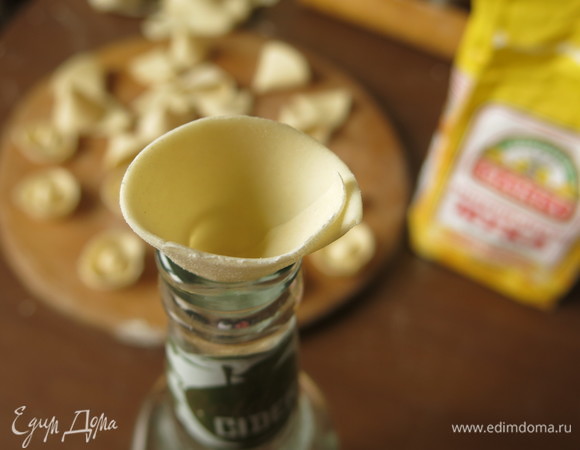 Конус надеваем на бутылку.