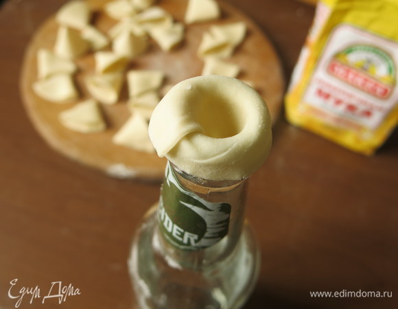 Края загибаем. Рекомендую делать порциями, чтобы конусы до загиба не подсыхали — могут трескаться.