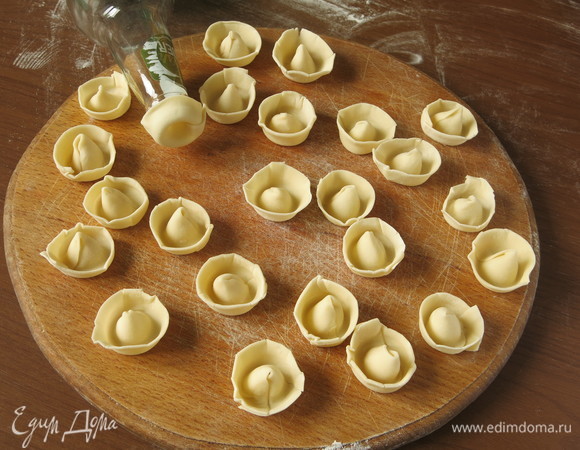 Даем уже готовы конусам подсохнуть минут 20, можно больше. Если другая паста варится практически сразу, подсыхая 3 минуты, то сомбреро лучше подсушить для сохранения формы.