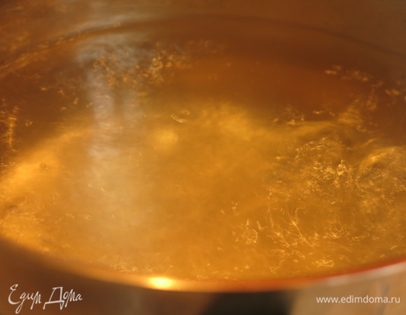 Кипятим воду (правило 1110: 1000 мл воды, 100 г пасты, 10 г соли).