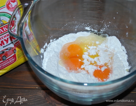 Приготовим тесто для нашей пасты из пшеничной муки MAKFA, яиц и соли.