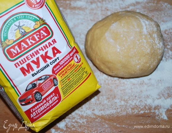 Готовому тесту дадим отдохнуть 20 минут, накроем его полотенцем.