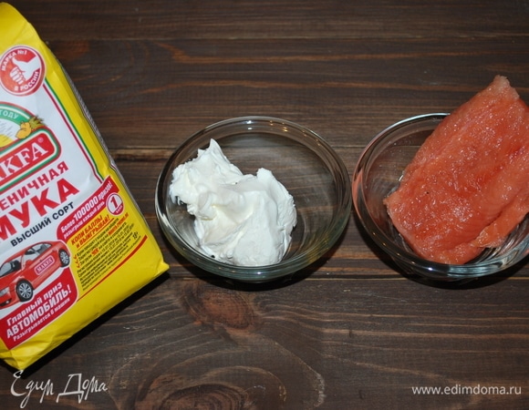 Пока тесто отдыхает, приготовим начинку из соленой красной рыбы и творожного сыра.