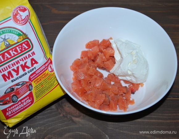 Рыбу очистим от костей и перемешаем с сыром. Это будет начинка для наших равиоли.