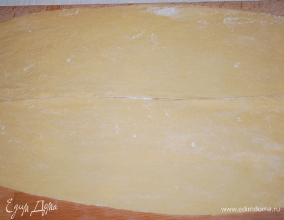 Из полученного теста возьмем половину (это примерно 250 г теста). Раскатаем тесто в тонкие пласты.