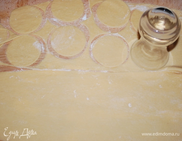 Вырежем из теста круги (я это сделала с помощью рюмочки) диаметром примерно 7 см.