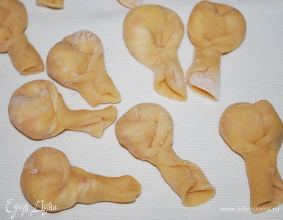 Равиоли готовы. Положим их на полотенце и приступим к приготовлению соуса.