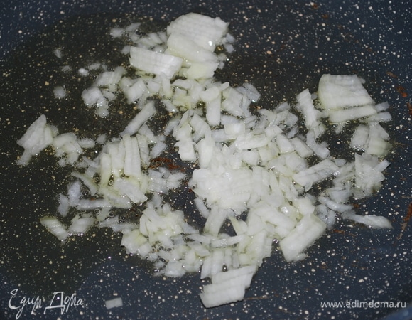 В сковороде нагреем оливковое масло, добавим нарезанный лук и обжарим все примерно 3 минуты. Тем временем у нас закипает вода для варки наших равиоли.