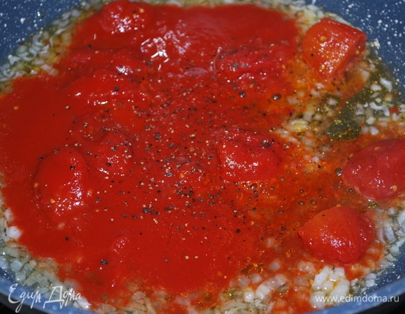 Затем добавим к луку помидоры, все вместе прогреем, добавим соль и черный перец по вкусу.