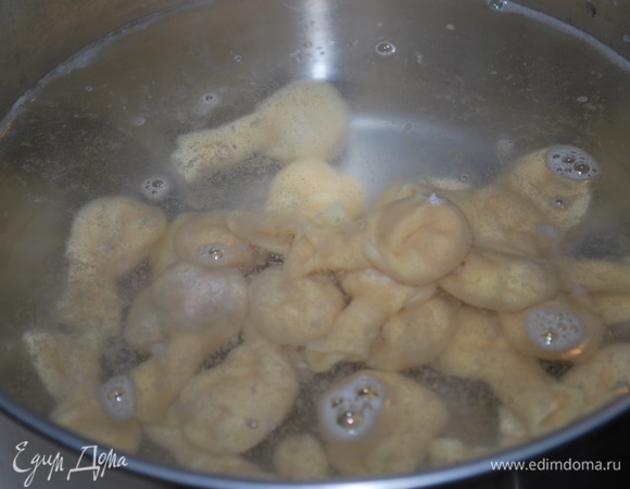 Отварим равиоли в кипящей подсоленной воде до состояния альденте (примерно 3 минуты).