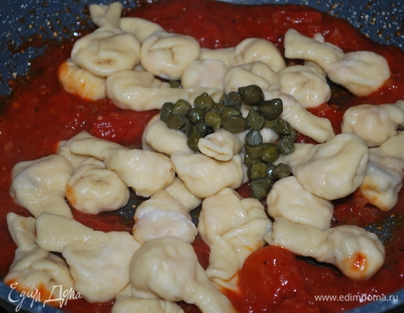 Откинем равиоли на дуршлаг, добавим их к соусу, добавим каперсы, свежий базилик, все хорошо перемешаем с соусом.