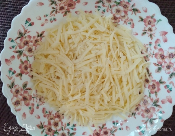 Сыр натереть на крупной терке.