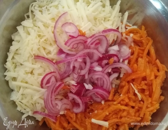 В миске смешать корейскую морковь, тертый сыр и маринованный лук.