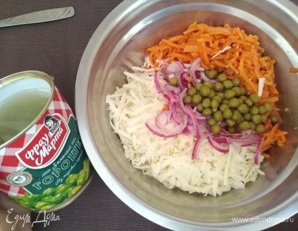 Добавить консервированный зеленый горошек ТМ «Фрау Марта».