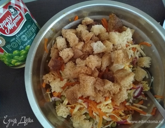 Добавить сухарики и перемешать.