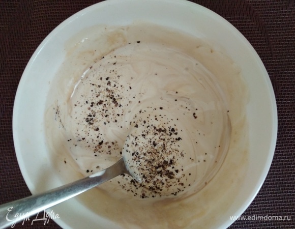 Соединить все для заправки, перемешать.