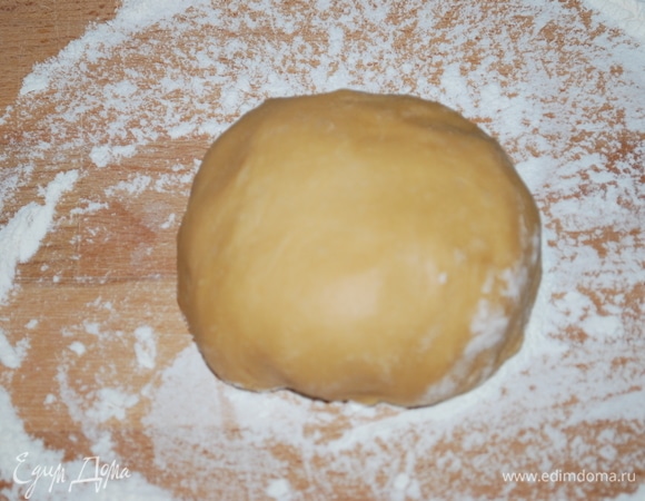 Я тесто на пасту сделала из такого расчета: 300 г муки, 3 яйца и соль. https://www.edimdoma.ru/retsepty/122606-pletenye-sardinskie-ravioli-kulurdzhones.<br />
Тесто осталось, и я сделала мелкую пасту для этого салата.