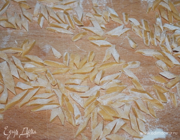 Полоски разрезала на несколько частей, таким образом получилась мелкая паста.