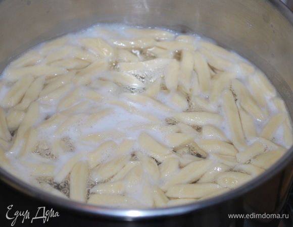 Заранее отварила пасту в кипящей подсоленной воде. Откинула ее на дуршлаг, заправила растительным маслом, чтобы не слиплась, и оставила остывать.