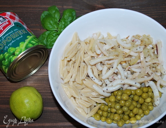 Соединить все вместе: зеленый горошек ТМ «Фрау Марта», кальмары и лук, пасту. Все перемешать, добавить сок лайма по вкусу (я сбрызнула им салат) и зеленый базилик.