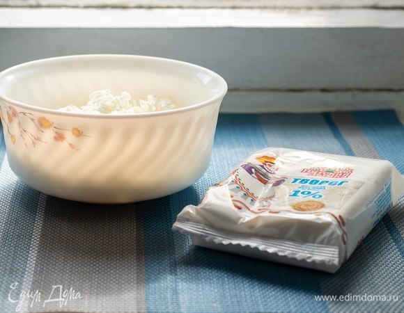 Итак. Берем творог двух видов. Я взяла прессованный и зернистый (не путать с зерненым, это вообще другое). Если у вас какой-то один из видов, то делайте так: если только прессованный, то всю массу сразу, а если весь зернистый, то половину разотрите в пасту.