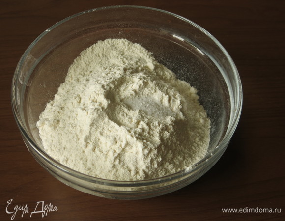 Подготовим продукты. Смешаем муку пшеничную MAKFA с солью. Для этой пасты очень важно, чтобы тесто было эластичным, соединилось с нори, поэтому я использую муку пшеничную MAKFA, со специализированной мукой результат должен быть еще лучше.