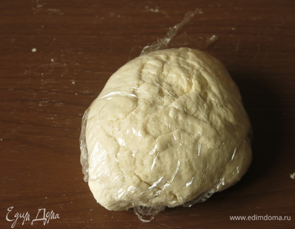 Заворачиваем тесто в пленку.