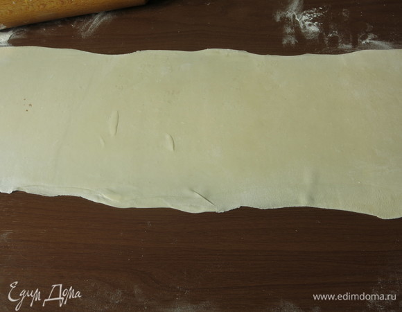 Раскатываем тесто тонко, посыпав стол мукой.