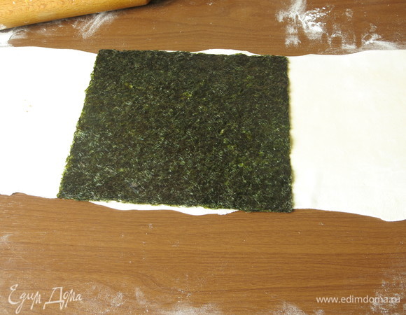 Ширина теста приблизительно равна ширине листа нори.