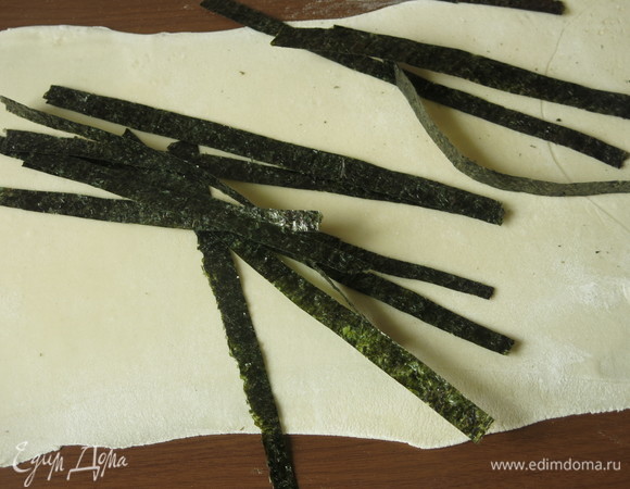 Нарезаем нори полосками.