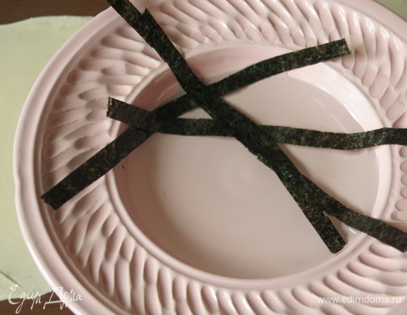 Чуть смачиваем листы.