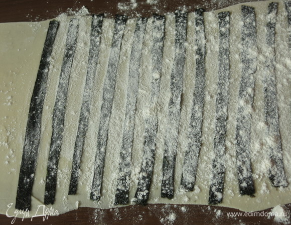 Посыпаем мукой, чтобы последняя взяла лишнюю влагу.