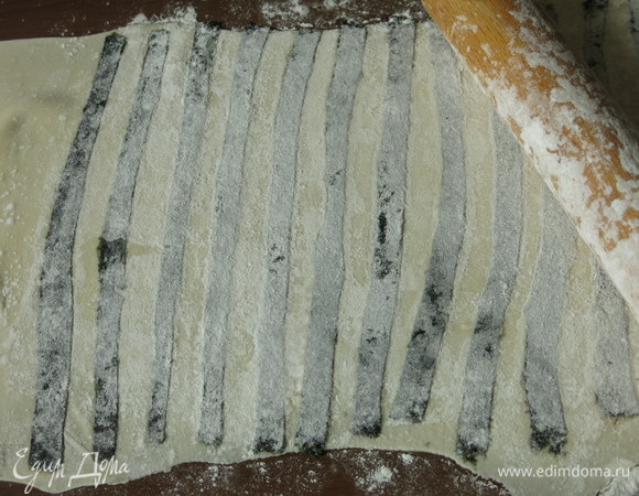 Раскатываем тесто вместе с нори.