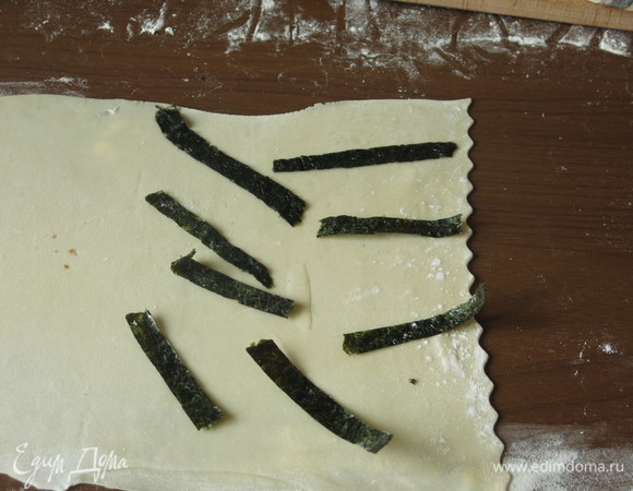 Можно поступить и по-другому: разложить нори на половине листа теста.