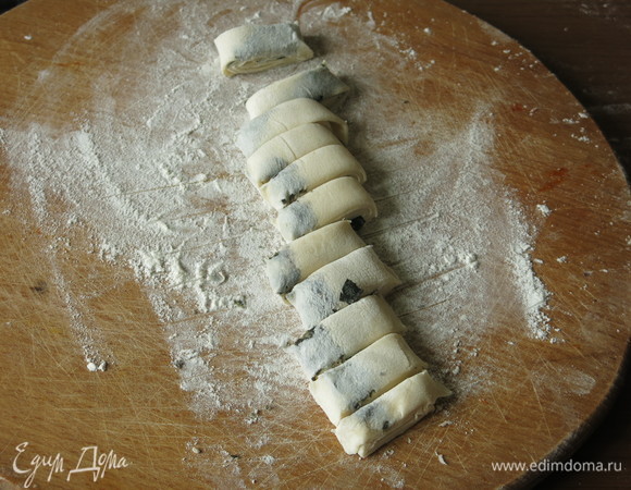 Нарезаем пасту с нори между двумя слоями теста, скатав тесто в рулет.