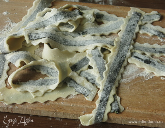 Или нарезаем фигурно между полосками нори (нори снаружи).