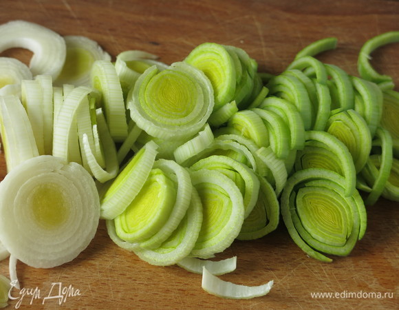 Готовим соус. Нарезаем лук-порей.