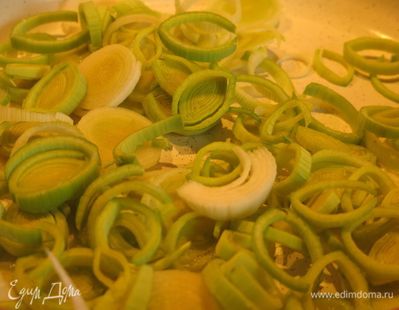 Обжариваем лук на масле 5 минут. Ставим кипятиться воду.