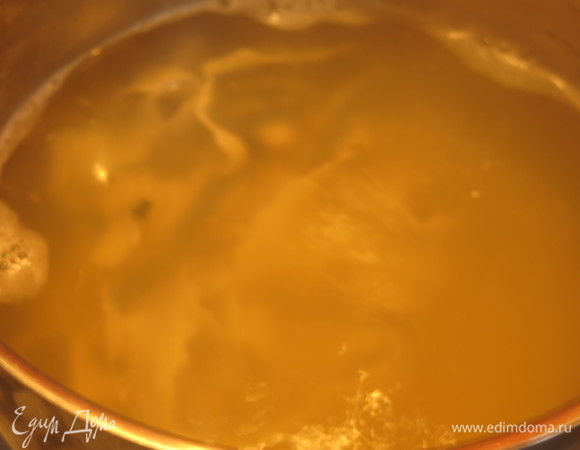 К этому времени вода с солью закипела (правило 1110: 100 г пасты, 1000 мл воды и 10 г соли. За совет спасибо Олегу Огиенко). Бросаем пасту и варим 3 минуты.