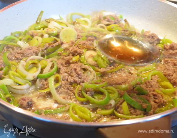 В соус добавляем ложку рыбного соуса. Этот компонент можно и не добавлять. Тушим три минуты.